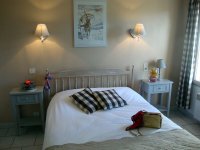 58c29f90b1f76-cavallini-chambre-01